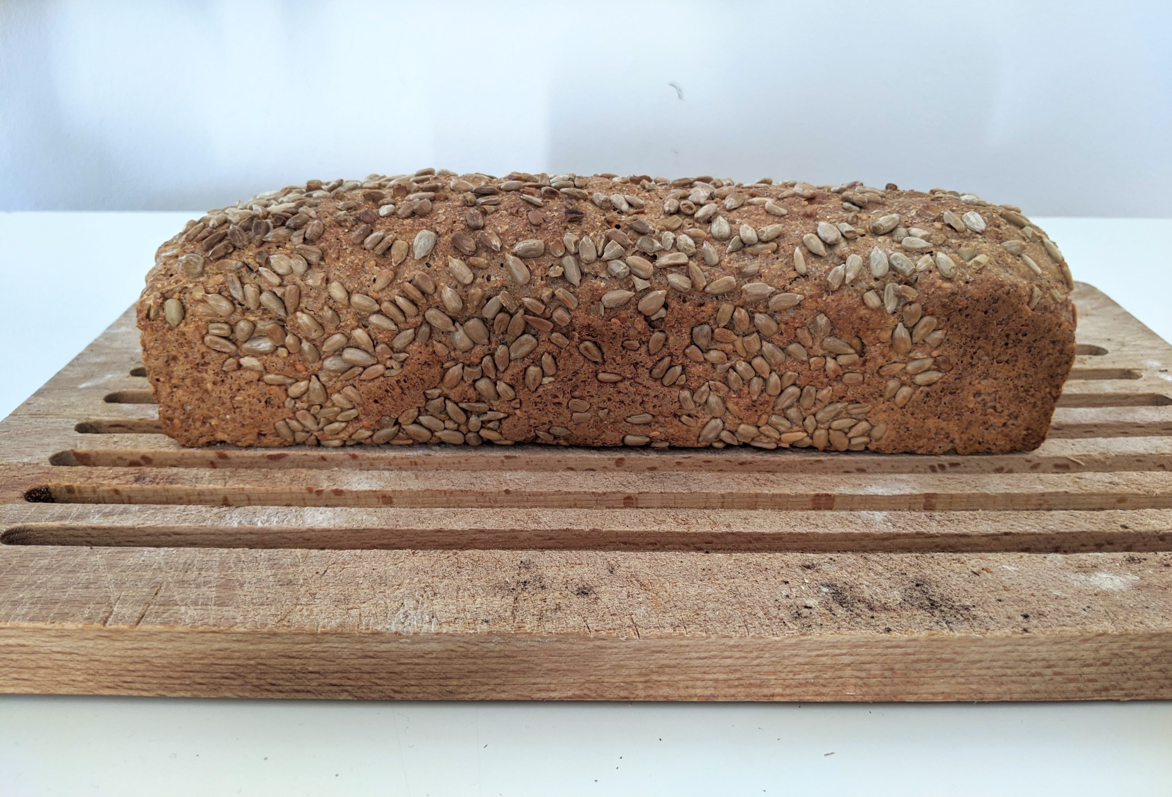 An image of a bread called “Hartog Volkoren”